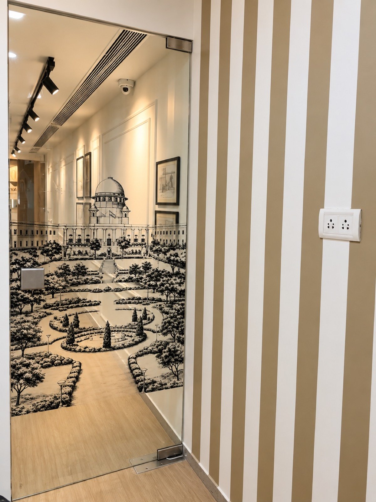 Glass corridor wall with manifestation band at two heights