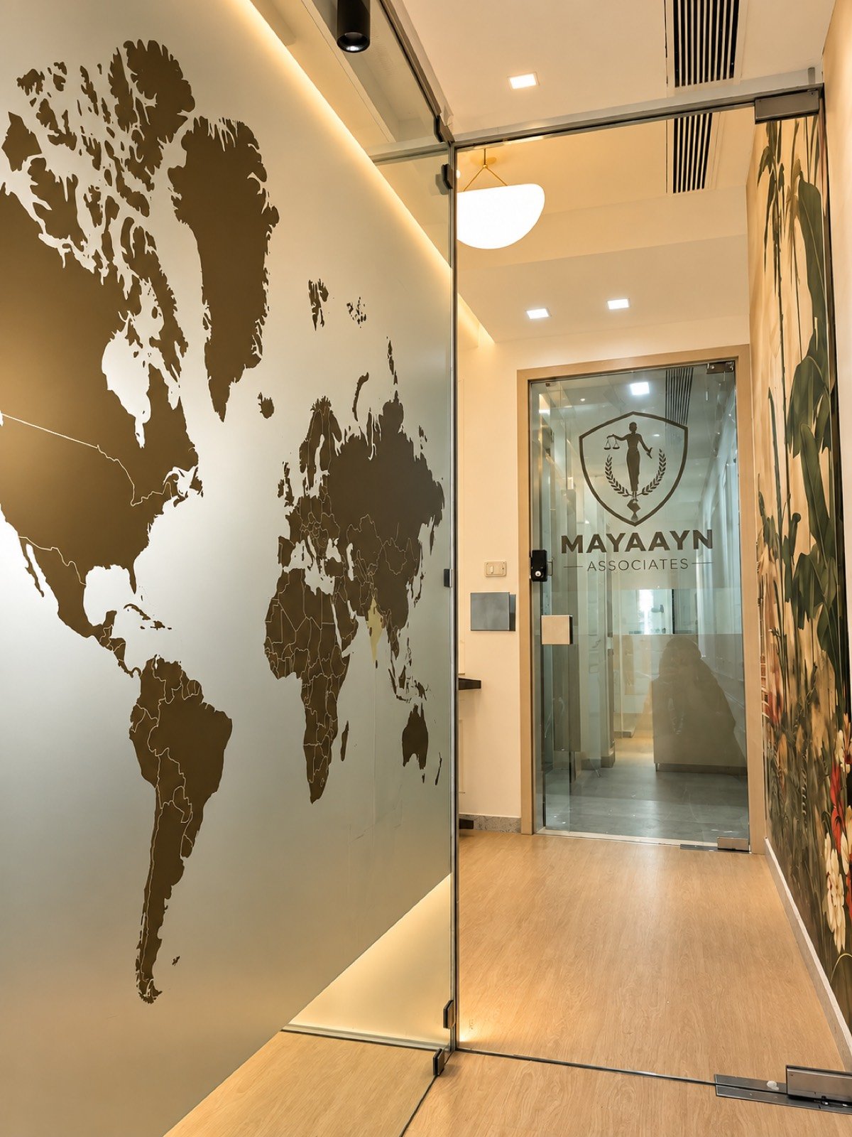 Glass partition with gradient decorative film